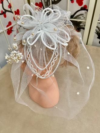 Biely zdobený fascinátor s tylom, 