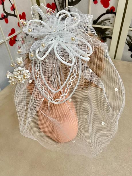 Biely zdobený fascinátor s tylom, 