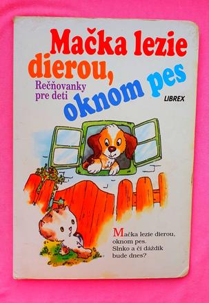 Mačka lezie dierou oknom pes,