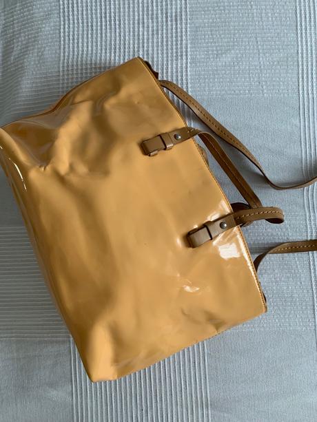 Bežová lakovaná zara, zara