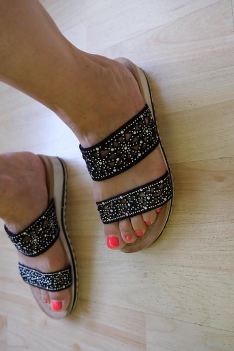 Čiernostrieborné šľapky, 39