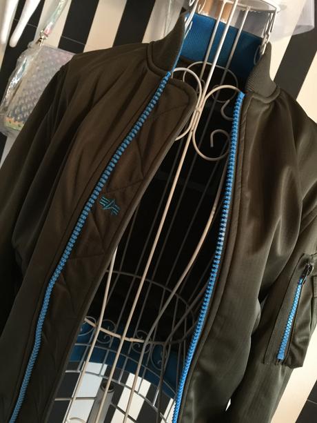 Alpha industries bombera s azurovo modrym zipsom, xs