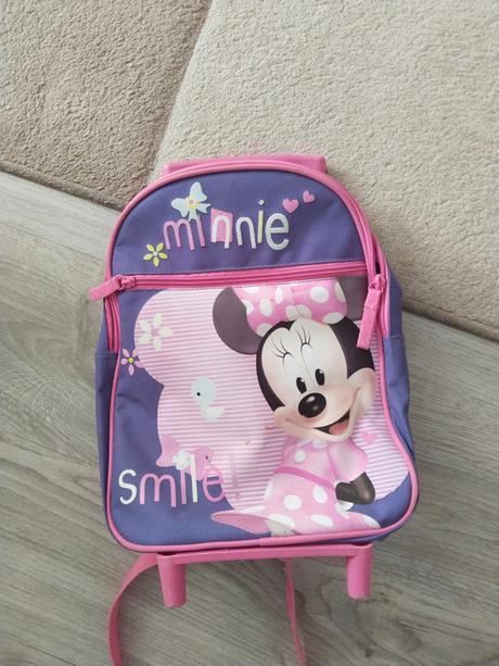 Ruksak na kolieskach minie,