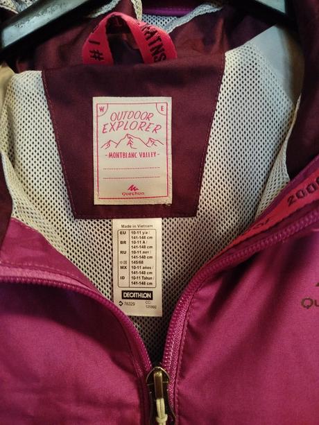 Vodeodolná a vetruodolná bunda, turistická, quechua,140