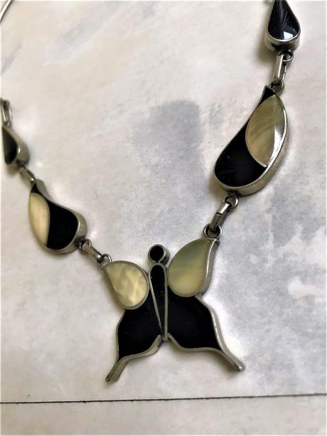 Zaujímavý perleťový náhrdelník,