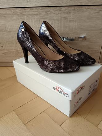 Topánky na opätku, 36