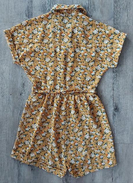 Žltý kvetinový overal, 32