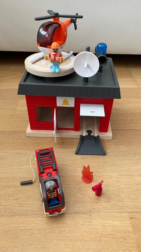 Drevená dráha s požiarnou a policajnou stanicou, 