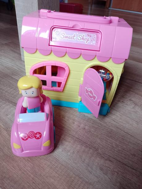 Domček s bábikou a autom, 