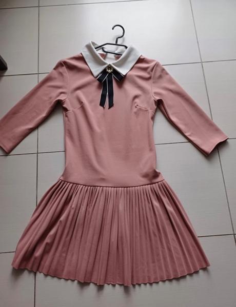 Ružové šaty s golierom a brošňou, s