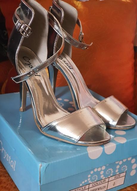 Strieborné lodičky, 37