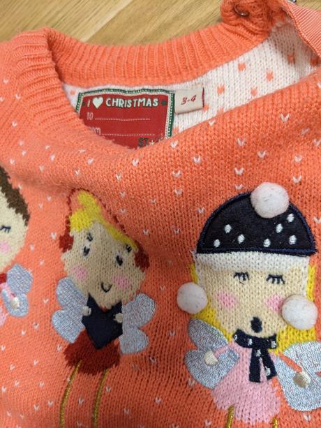 Svetrík s anjelikmi, 104