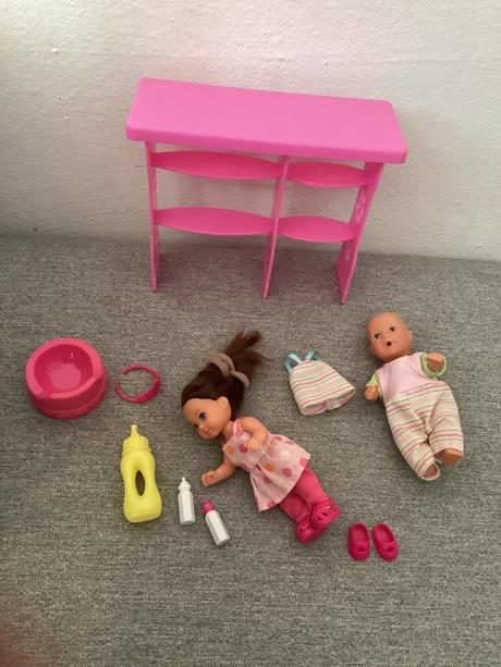 Bábiky s doplnkami a stolíkom na veci,