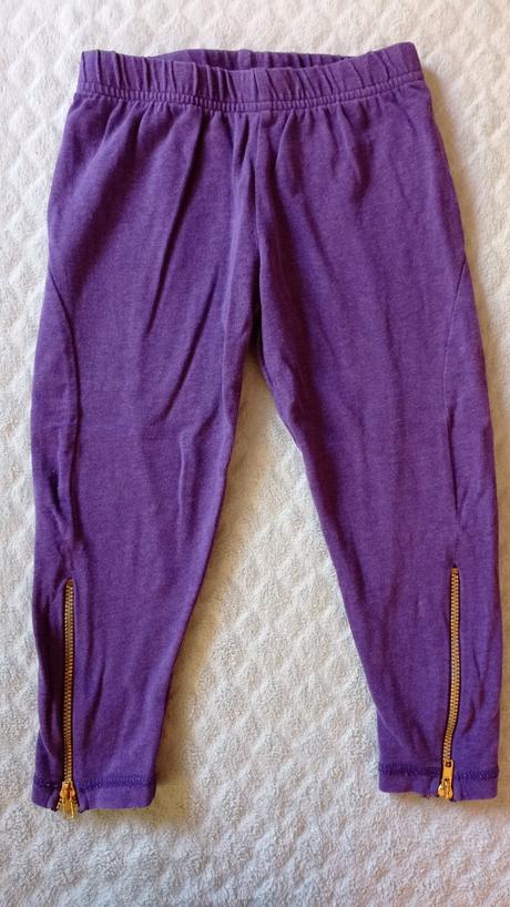 Fialové legíny so zlatými zipsami, 92