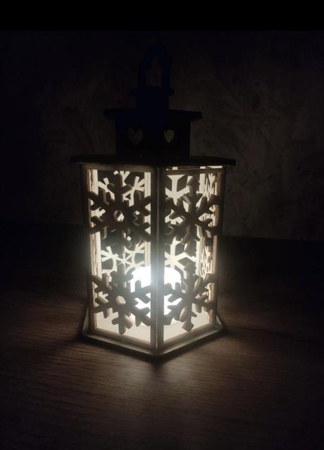 Dreveny svietiaci lampas, 