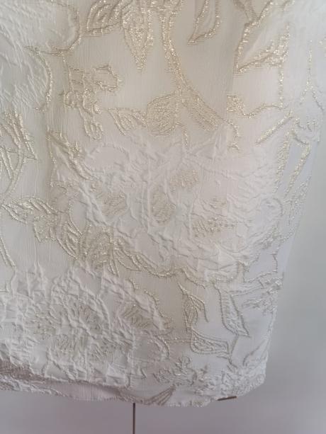 Krémovo béžové šaty so zlatými aplikáciami, 42