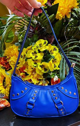 Modrá kabelka s cvokmi,