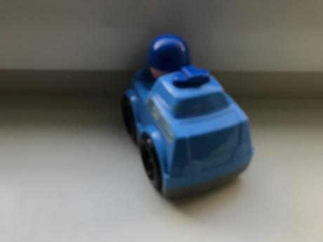 Auticko , dlzka 9 cm a vyska 7 cm,