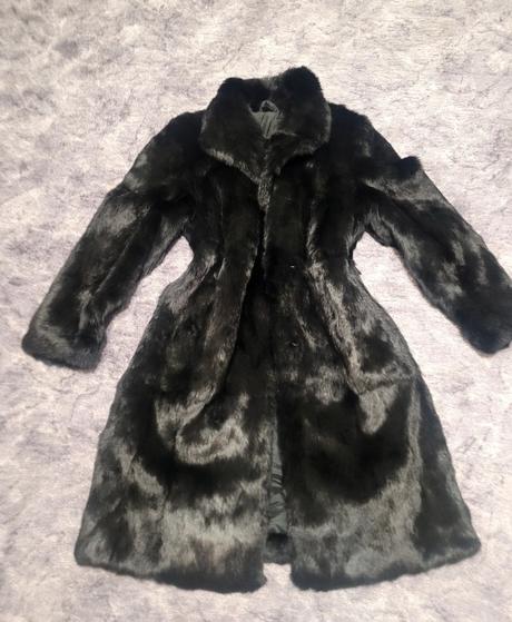 Elegantný čierny kožuch kara slovakia, l