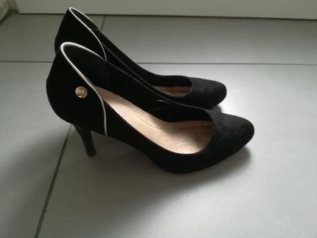 Čierne lodičky, 38