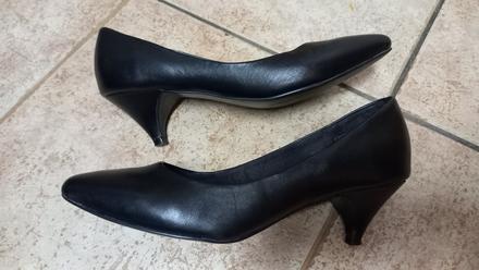 Čierne lodičky, 38