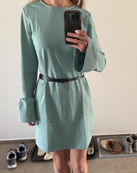 Mentolové šaty, 38