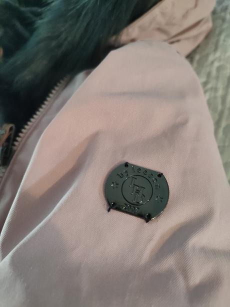 Krásna pudrovo ružová parka, s