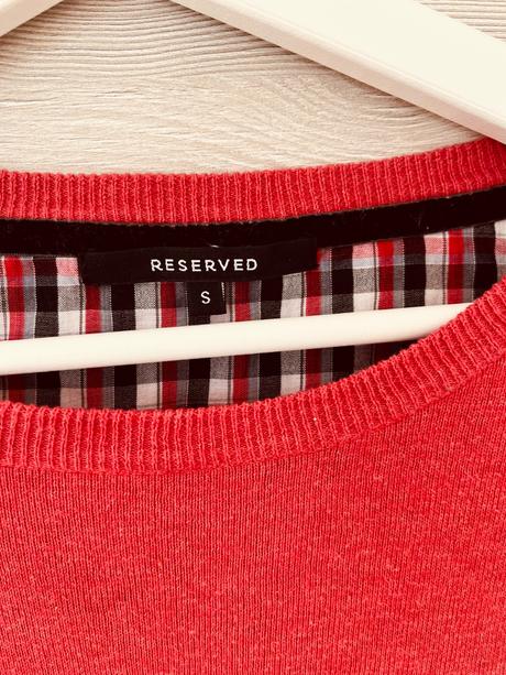 Reserved svetrik s peknymi detailami, reserved,s