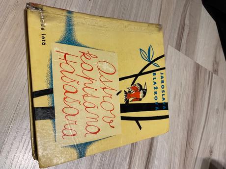 Retro stará kniha ostrov kapitána hašašara,