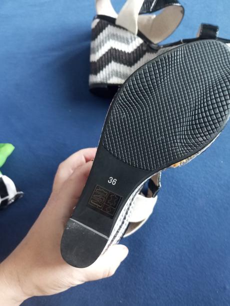 Bielo čierne sandalky, 36