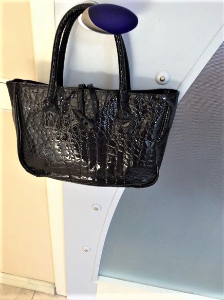 Laková kabelka do ruky,