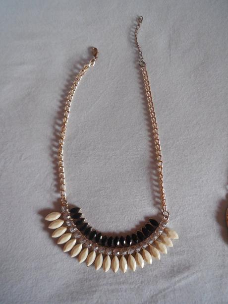 Bielo čierny nahrdelník,