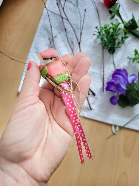 Umelé kvety+košík +vtáčik, 