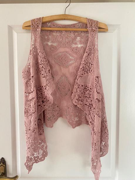 Ružová háčkovaná vesta, 