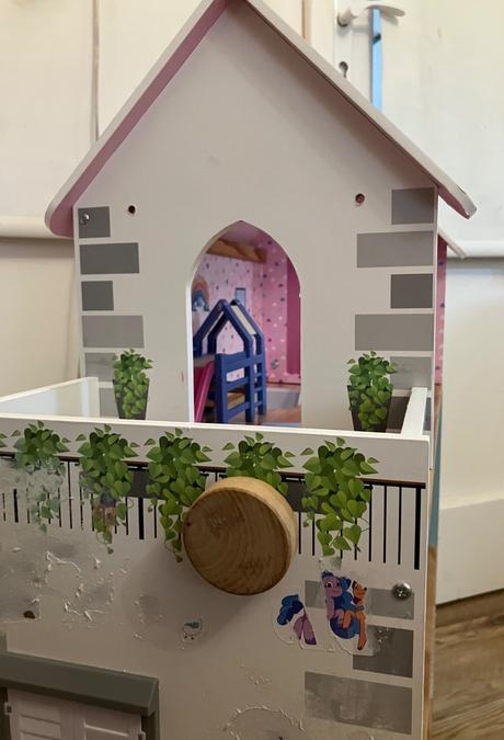 Drevený domček pre bábiky, 