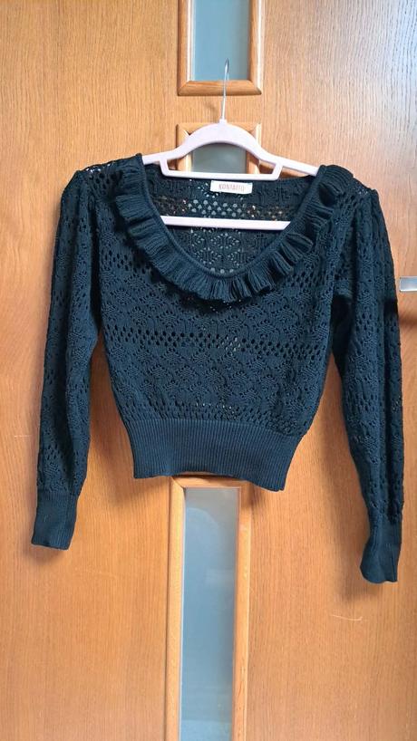 Čierny háčkovaný pulóver s volanom, s