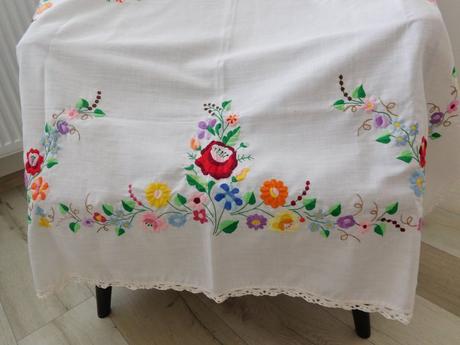 Obrus ručná výšivka top top stav, 143 x 123 cm,, 