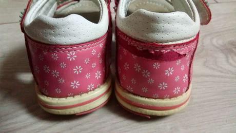 Sandalky na dvor, 23