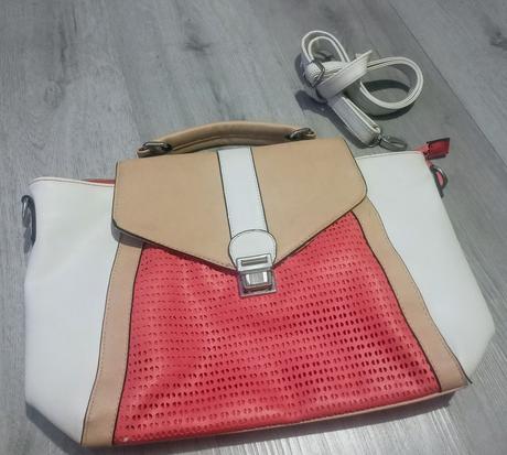 Krásna kabelka s kvetinovým vnútrom,