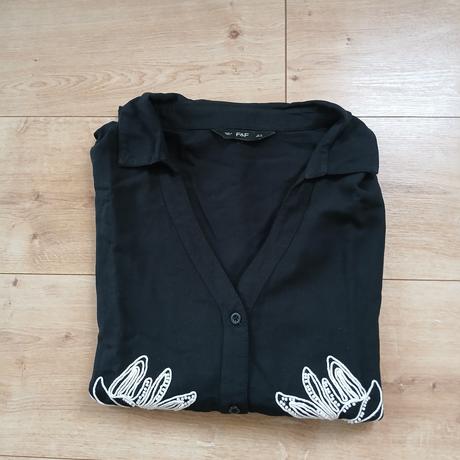 Čierna ležérna blúzka s vyšívanými kvetmi, f&f,42