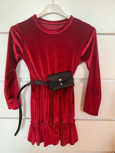 Zamatove saty s kapsickou, 128