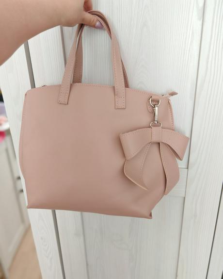 Pudrová ružová kabelka, 