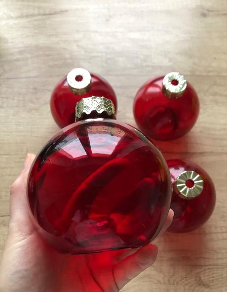 4 červené sklenené poháre vianočné gule, 