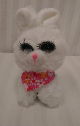 Plyšový biely zajačik s mihalnicami a šatkou 16 cm, 