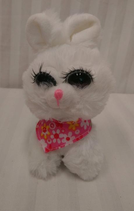 Plyšový biely zajačik s mihalnicami a šatkou 16 cm, 