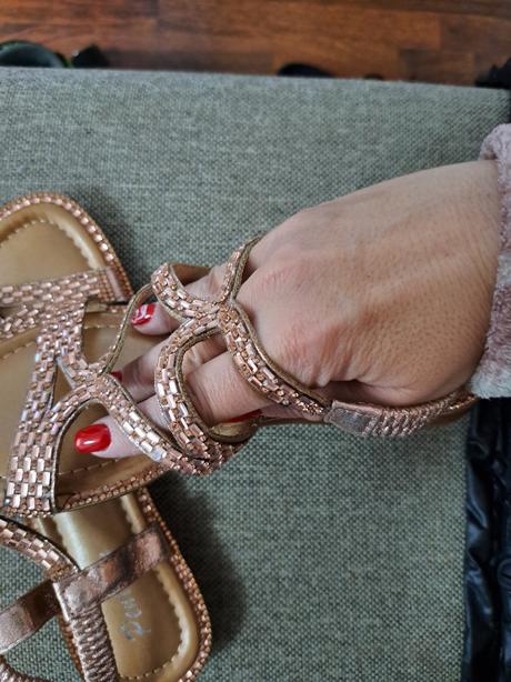 Sandalky vykamienkovane 8e, 35