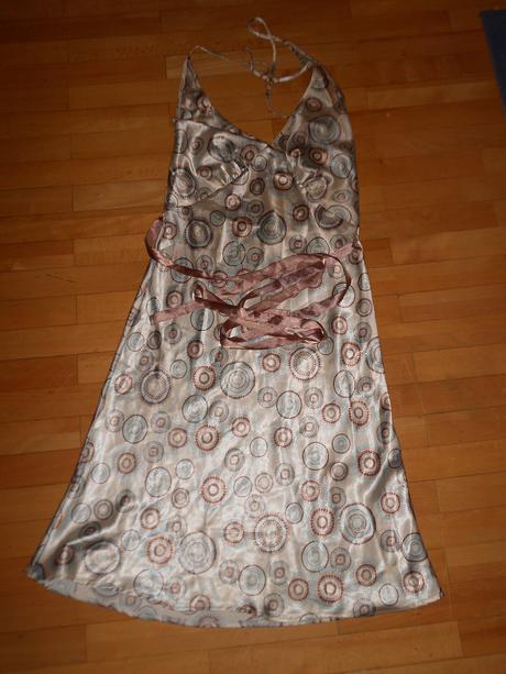 Saténové šaty, 40