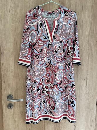 Vzorované šaty, 36