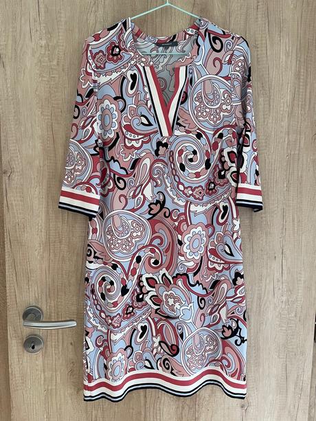 Vzorované šaty, 36