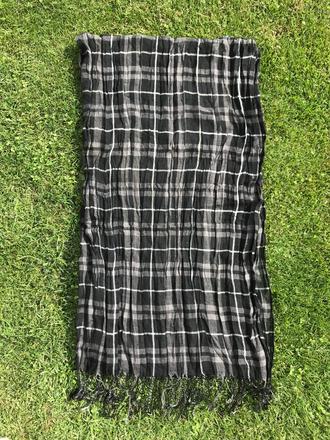 Krásny čierny kockovaný šál, 